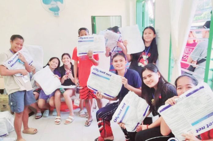 ime_WVRAA_resized Some of Iloilo Province’s delegates to the Western Visayas Regional Athletic Association (WVRAA) Meet in Antique receive mosquito nets from the provincial government for extra protection against mosquitos bites. Dengue cases are rising. BALITA HALIN SA KAPITOLYO PHOTO