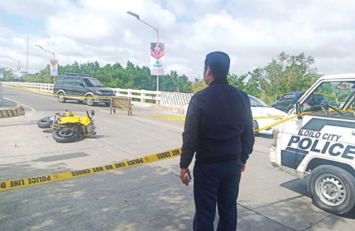 ime_britanico_photo_(1)_resized_resized A police officer secures the spot where motorcycle-driving businessman Delfin Britanico was shot to death in Barangay Nabitasan, La Paz, Iloilo City on Jan. 19. 2020. PN FILE