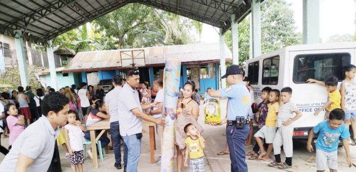 negros_clash_1_resized Officers of the Toboso Municipal Station led by assistant chief, Police Captain Armel L. Lasap, provide assistance and security during the distribution of relief goods to evacuees affected by the armed conflict in Barangay General Luna, Toboso, Negros Occidental, on March 19, 2025. TOBOSO MPS PHOTO