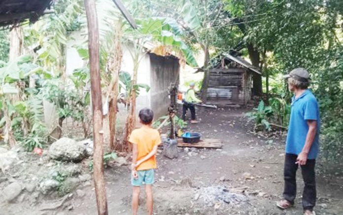 sebaste-dengue Barangay Idio in Sebaste, Antique conducts spraying as a dengue prevention measure in this undated photo. Barangay captain Pamela Azucena says they campaign for their residents to practice the 4 o’clock habit. PHOTO COURTESY OF PAMELA AZUCENA