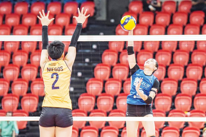 sports-Thunderbelles Ilongga Glaudine Troncoso of ZUS Coffee Thunderbelles scores against the defense of Capital1 Solar Energy Solar Spikers’ Sydney Niegos. PVL PHOTO