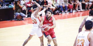Barangay Ginebra San Miguel Kings’ Rhon Jay Abarrientos tries to score against the defense of NorthPort Batang Pier’s Evan Nelle. PBA PHOTO