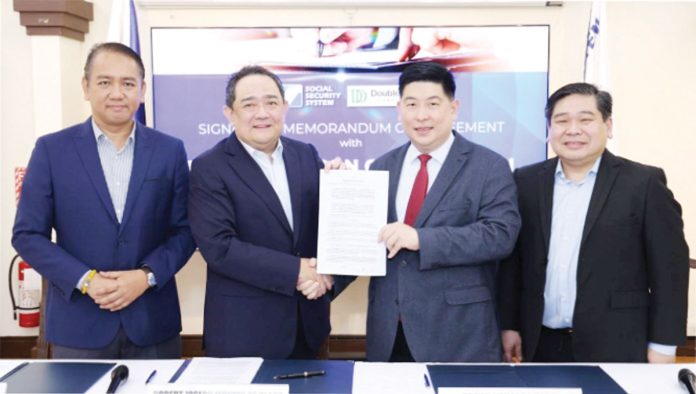 sss Social Security System (SSS) President and Chief Executive Officer Robert Joseph Montes De Claro (2nd from left) and DoubleDragon Chairman Edgar “Injap” Sia II (3rd from left) formally ink an agreement for the Contribution Subsidy Provider Program on March 13, 2025 at the SSS Main Office in Quezon City. Also in photo are (from left) SSS Executive Vice President for Investments Sector Ernesto D. Francisco, Jr. and DoubleDragon Legal Department Head Joselito L. Barrera, Jr.