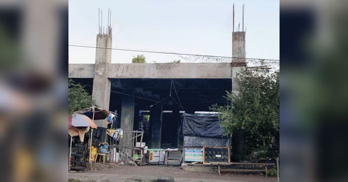 unfinished This is one of several unfinished multi-purpose buildings in Iloilo City, being constructed by the Department of Public Works and Highways (DPWH) - Iloilo City District Engineering Office, sparking frustration and criticism from barangay officials and residents. These unfinished projects have caused significant inconvenience to the public, affecting their daily lives, says Joy Fantilaga, spokesperson of Mayor Jerry Treñas, during a press conference at the Iloilo City Hall.