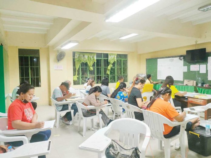 BSKE-pic-1 A total of 5,266,080, or 76.32 percent of the 6.9 million voters, trooped to polling centers across Western Visayas during the Barangay and Sangguniang Kabataan Elections on October 30, 2023. Photo shows residents casting their votes at a polling precinct in Iloilo City. PN FILE PHOTO