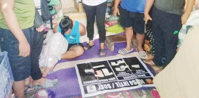 ICPO_pic_1_resized Alias “Mako”, one of the top drug suspects in the list of the Iloilo City Police Office, was apprehended in a buy-bust operation in Barangay West Habog-Habog, Molo district on Tuesday morning, April 1. Authorities recovered around P204,000 worth of suspected shabu. AKSYON RADYO ILOILO 720/FB PHOTO
