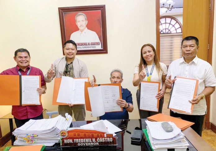 MOU_signing_1_resized Gov. Fredenil Castro; John Amorsolo, Senior Science, Research Specialist and Focal Person of Agriculture and Fisheries Resources Research and Extension for Development Network; and Acting Provincial Agriculturist Raoul Perez signed the memorandum of understanding for Regional Institutionalization of Agriculture and Fisheries Resources, on April 7, 2025. CAPIZ PROV’L GOV’T COMMUNICATIONS GROUP PHOTO