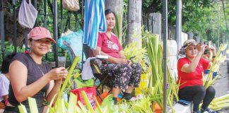 These women from Laguna province make palaspas (woven palm leaves) for Palm Sunday in front of the Diocesan Shrine of Jesus the Divine Word in E. Rodriguez Sr. Avenue, Quezon City. They say the business has been passed down through generations since the 1980s. PNA