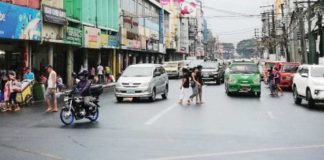 The Sangguniang Panlungsod of Bacolod City advises pedestrians to exercise extreme caution when walking in areas with inadequate lighting or heavy vehicle traffic. PNA BACOLOD FILE PHOTO