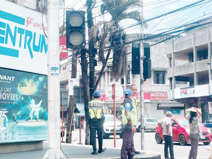 bacolod_traffic_lights_resized These traffic enforcers are managing traffic flow along one of the intersections in Bacolod City with non-operational traffic lights. MAE SINGUAY/PN