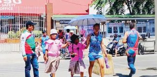 Iloilo City’s Executive Order No. 024-A, Series of 2025 states that if the forecasted heat index reaches 41°C or higher, in-person classes from preschool to senior high school for the following day will be cancelled without the need for further announcements. Photo shows parents fetching their kids at Iloilo Central Elementary School. ILOILO CITY GOVERNMENT PHOTO
