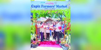 Gov. Fredenil Castro leads the opening of the Capiz Farmers' Market at the Capiz Provincial and Business Center Carpark Area in Roxas City on April 1, 2025. MERLINDA HURTADA BAGNATE PHOTO