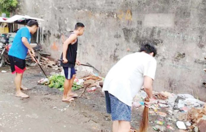 cleanup-pic Residents clean their surroundings for dengue prevention. The Iloilo Provincial Health Office earlier sought a sustained cleanup campaign to combat dengue in the province. PHOTO COURTESY OF PNA