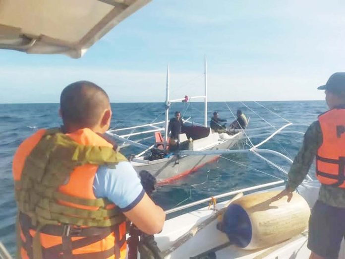 ime-illegal-fishing-1 The Iloilo Provincial Bantay Dagat Task Force intercepts this boat for dynamite fishing in Sitio Baliguian, Mangalabang, Concepcion, Iloilo. Dynamite fishing, a destructive method that uses explosives to kill large numbers of fish, has been identified as a leading cause of coral reef degradation and the destruction of coastal resources. PHOTOS FROM BALITA HALIN SA KAPITOLYO