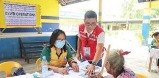 A Department of Social Welfare and Development personnel assist a senior citizen during the payout of social pension under the Social Pension (SocPen) Program, as part of the first quarter distribution in 2025. The program, which provides P3,000 in financial aid per beneficiary, supports indigent elderly citizens in meeting their basic needs. DSWD-6 PHOTO