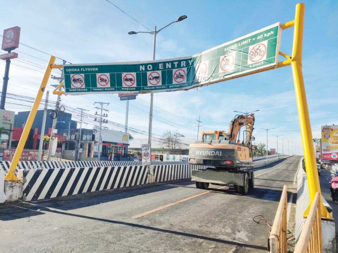 ime_flyover_(1)_1_resized Within three days, two over-height vehicles separately rammed into the vertical clearance bar of the Ungka Flyover in Pavia, Iloilo. The Department of Public Works and Highways - Region 6 is seeking heavier penalties on violators to deter future damage and ensure motorist safety. AJ PALCULLO