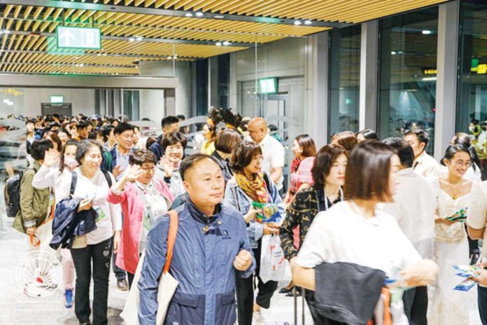 korean_won_resized The Philippines received 395,059 visitors from South Korea in the first quarter of 2025. File photo shows South Korean travelers arriving at the Mactan Cebu International Airport. DOT PHOTO