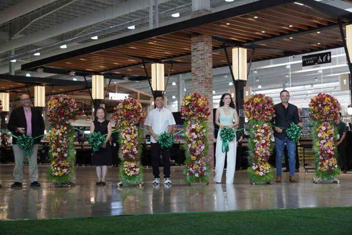 landers1 (L–R) Paul Birkett, Gwen Lim, Mayor Alex Advincula, Sunshine Cruz, and Bill Cummings at the ribbon cutting to kick off the opening of the new Landers store in Cavite.