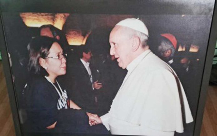 pope---ilongga-leader-1 Sonia Cadornigara, regional coordinator of the Homeless People’s Federation of the Philippines, Inc. for Iloilo City, shakes hand with Pope Francis during the Global Meeting of Popular Leaders at the Vatican on Oct. 27 to 29, 2014. In an interview on Wednesday, April 23, 2025), Cadornigara said she will always cherish the privilege of embracing and not just holding the hand of Pope Francis, and meeting him not just once but twice. PHOTO FROM SONIA CADORNIGARA