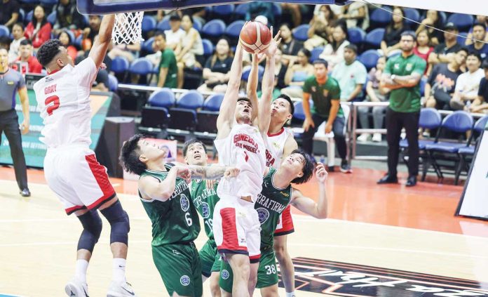 sports-Barangay Barangay Ginebra San Miguel Kings’ Jeth Troy Rosario battles for a rebound. PBA PHOTO