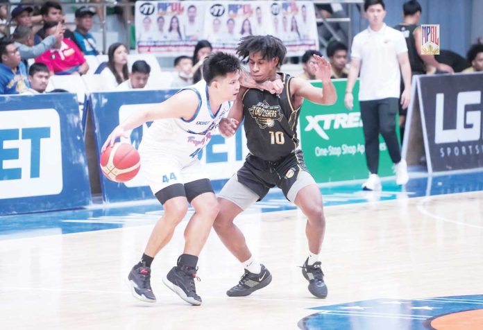 sports-MPBL-1 Pasig City MCW Sports’ Jerome Garcia (44) wards off the defense of Jaycee Adjel of Bacolod Tubo Slashers (10). MPBL PHOTO