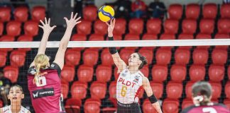 PLDT High Speed Hitters’ Savannah Davison scores against a Queensland Pirates’ defender. AVC PHOTO