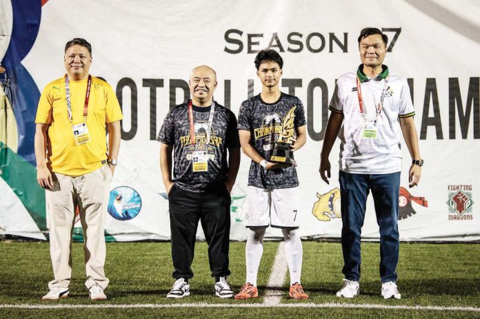 sports_UST_resized Negrense Joshua Moleje of the University of Santo Tomas Junior Golden Booters receives his Best Midfielder award. UAAP PHOTO