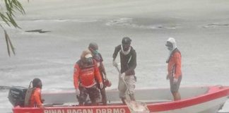 Personnel of the Municipal Disaster Risk Reduction and Management Office collect the foam-like substance from the Binalbagan River on Tuesday, April 22, 2025, after the molasses spill from the mill of the Binalbagan-Isabela Sugar Company in Negros Occidental on April 19. BINALBAGAN PIO PHOTO