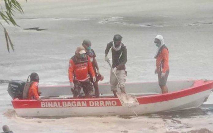 Personnel of the Municipal Disaster Risk Reduction and Management Office collect the foam-like substance from the Binalbagan River on Tuesday, April 22, 2025, after the molasses spill from the mill of the Binalbagan-Isabela Sugar Company in Negros Occidental on April 19. BINALBAGAN PIO PHOTO