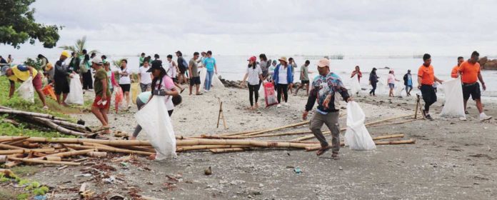 Capiz_marks_Month_of_the_Ocean_with_underwater_clean-up_drive_resized Seventy-four volunteers participated in the clean-up drive in Sitio Culasi, Barangay Lonoy, Sapian, Capiz collecting 191 kilograms of waste. Photo credit: PIA-Capiz