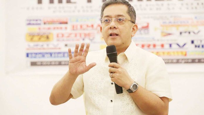 Comelec_1_resized Chairman George Erwin Garcia of the Commission on Elections says it is prohibited under the law to take a picture of the ballot and the screen of the voting machine. INQUIRER FILE PHOTO BY NIÑO JESUS ORBETA