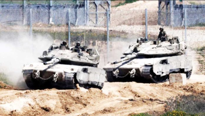 Israel_1_resized File photo showing Israeli tanks entering Israel from Gaza. The Israeli military has called up tens of thousands of reservists, saying it is aiming to increase pressure on Hamas. REUTERS