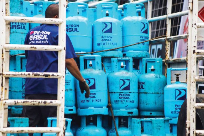 LPG_prices_resized Petron slashed its liquefied petroleum gas price by P1 per kilogram. PHOTO COURTESY OF MSN