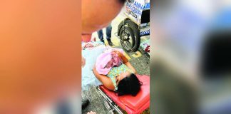 The safety officer of the Bacolod City’s Office of Building Administrator assisted the emergency delivery of a mother at the parking lot of the Bacolod City Government Center on Monday morning, May 5, 2025. BACOLOD CITY PIO PHOTO