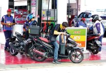 Motorists refuel at a gas station in Kamuning, Quezon City. President Ferdinand R. Marcos Jr. has signed a law amending the “Motorcycle Crime Prevention Act,” requiring new owners to transfer motorcycle ownership within 20 working days. Signed on May 9, the new law notably amends Section 4, reduces fines for certain violations, aiming to improve compliance while promoting responsible motorcycle ownership. PNA