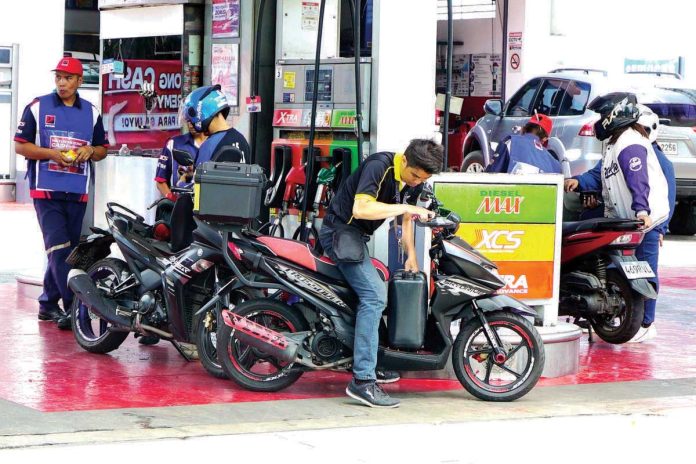 New_law_1_resized Motorists refuel at a gas station in Kamuning, Quezon City. President Ferdinand R. Marcos Jr. has signed a law amending the “Motorcycle Crime Prevention Act,” requiring new owners to transfer motorcycle ownership within 20 working days. Signed on May 9, the new law notably amends Section 4, reduces fines for certain violations, aiming to improve compliance while promoting responsible motorcycle ownership. PNA