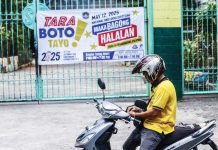 A rider stops in front of the Pinyahan Elementary School in Quezon City on Saturday, May 10, a polling place for the May 12 midterm elections. The vulnerable sector (elderly, pregnant, persons with disabilities and at least one companion) have exclusive voting hours from 5 a.m. to 7 a.m. Regular voters may vote from 7 a.m. to 7 p.m. PNA