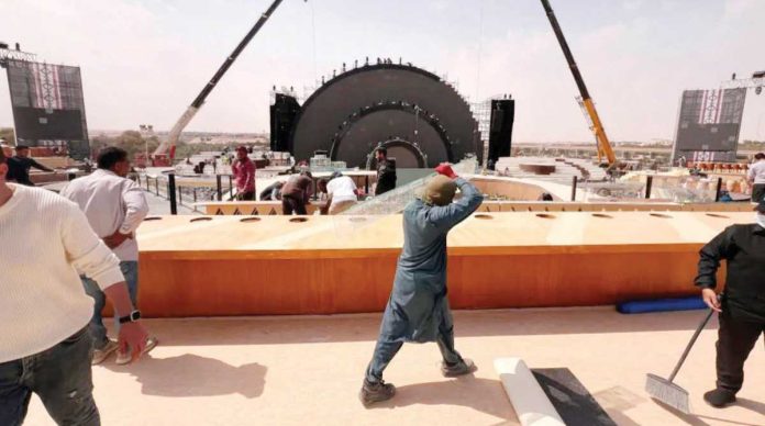 Saudi_1_resized Migrant workers are seen at a construction site near Riyadh, Saudi Arabia. NURPHOTO/GETTY
