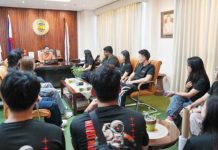 Students of the National University of Singapore pay Iloilo’s Gov. Arthur Defensor Jr. a courtesy visit on May 20 at the latter’s office. The group is in the province to help build a water system and a wash area for an elementary school in the Municipality of Maasin as part of their immersion program. Photo courtesy of Balita Halin sa Kapitolyo