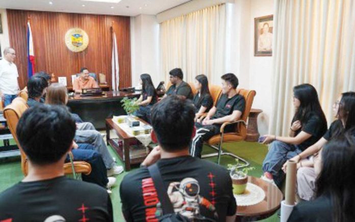 Students of the National University of Singapore pay Iloilo’s Gov. Arthur Defensor Jr. a courtesy visit on May 20 at the latter’s office. The group is in the province to help build a water system and a wash area for an elementary school in the Municipality of Maasin as part of their immersion program. Photo courtesy of Balita Halin sa Kapitolyo