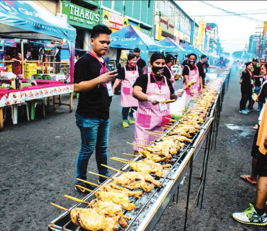 This year’s Bacolod Chicken Inasal Festival will officially kick off with a ceremonial grilling at the temporary Manokan Country at SM City Bacolod on May 21, 2025.