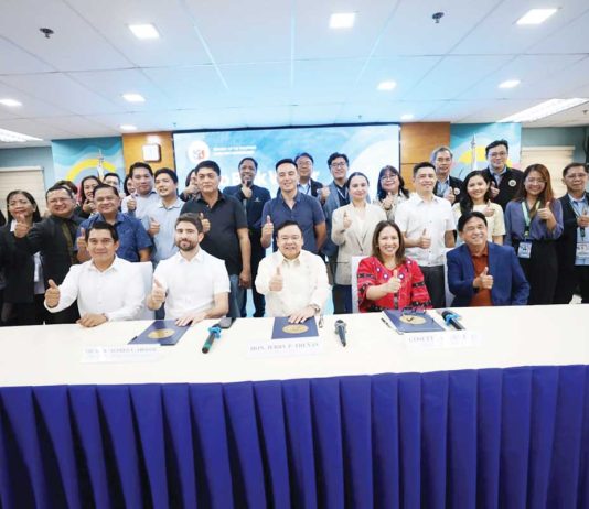 Mayor Jerry P. Treñas, representing the Iloilo City Government, officially signed and handed over the Original Proponent Status (OPS) to Aboitiz InfraCapital (AIC), Inc. for its unsolicited proposal on the Iloilo Bulk Water Supply Project. AIC Vice President and Head of Water Business Eduardo V. Aboitiz, along with AIC President and CEO Cosette V. Canilao, accepted the OPS during the conferment ceremony yesterday at the Iloilo City Hall Penthouse. Joining them in the photo were the members of the Iloilo City Council led by Vice Mayor Jeffrey Ganzon, and the members of the Iloilo City PPP Committee.