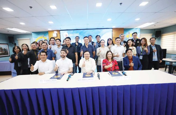Mayor Jerry P. Treñas, representing the Iloilo City Government, officially signed and handed over the Original Proponent Status (OPS) to Aboitiz InfraCapital (AIC), Inc. for its unsolicited proposal on the Iloilo Bulk Water Supply Project. AIC Vice President and Head of Water Business Eduardo V. Aboitiz, along with AIC President and CEO Cosette V. Canilao, accepted the OPS during the conferment ceremony yesterday at the Iloilo City Hall Penthouse. Joining them in the photo were the members of the Iloilo City Council led by Vice Mayor Jeffrey Ganzon, and the members of the Iloilo City PPP Committee.