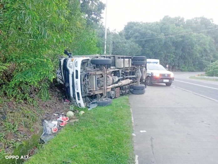 btac-viejo-crash-1 A delivery truck fell on its side while traversing a steep curve in Barangay San Juan, Barotac Viejo, Iloilo. One helper died and three others were injured. BAROTAC VIEJO MPS PHOTO