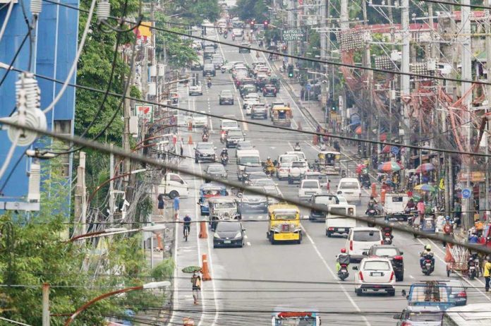 driving-schools1-1 Land Transportation Office chief Vigor Mendoza says they are cracking down on fixers selling fake driver’s licenses online. ABS-CBN NEWS PHOTO