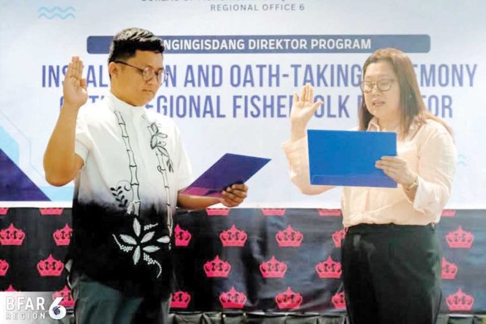 fisherfolk_director_resized Jehro S. Labrador (left) takes his oath as the new regional fisherfolk director of Western Visayas on May 5, 2025 before Bureau of Fisheries and Aquatic Resources Regional Director Remia Aparri (right).