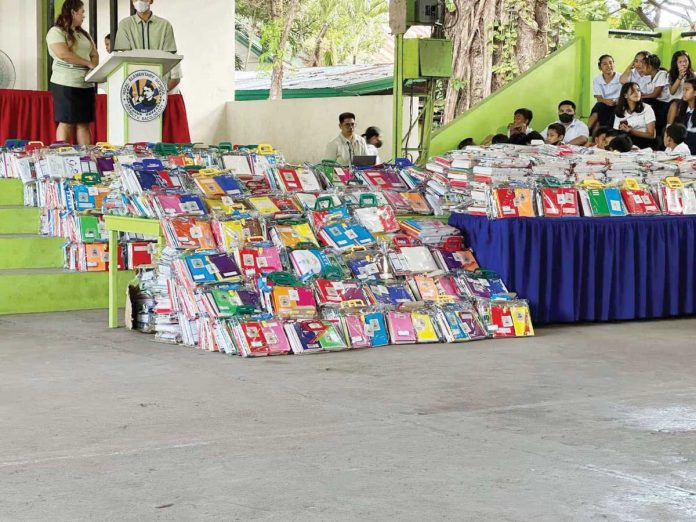 free_school_supplies_1_resized Over 65,000 learners from Kindergarten to Grade 6 in all public schools in Bacolod City availed themselves of the free school supplies from the city government last year. PHOTO COURTESY OF BACOLOD KFIVE STATION/FB