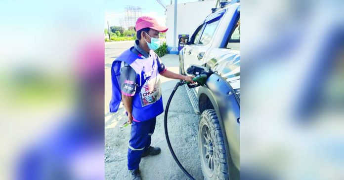 A gas station attendant pumps fuel into a customer’s car. After a series of fuel price hikes, local motorists will see lower prices beginning today, April 5. AJ PLACULLO/PN