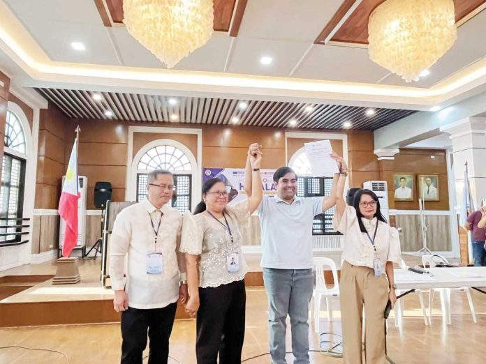 gintu_secures_1_resized Officers of the Commission on Elections-Capiz officially proclaim Howard Guintu (second from right) as the elected representative of the province’s 1st District on May 13, 2025. PHOTO COURTESY OF BOMBO RADYO ROXAS