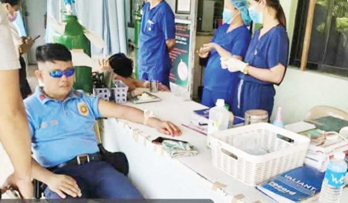 hinigaran-cop-caption The Negros Occidental Police Provincial Office commends Police Staff Sergeant Alvin Uy of the Hinigaran Municipal Police Station for his courageous actions in apprehending an armed suspect in Barangay Gargato, Hinigaran town. PHOTO COURTESY OF HINIGARAN HATAW BALITA